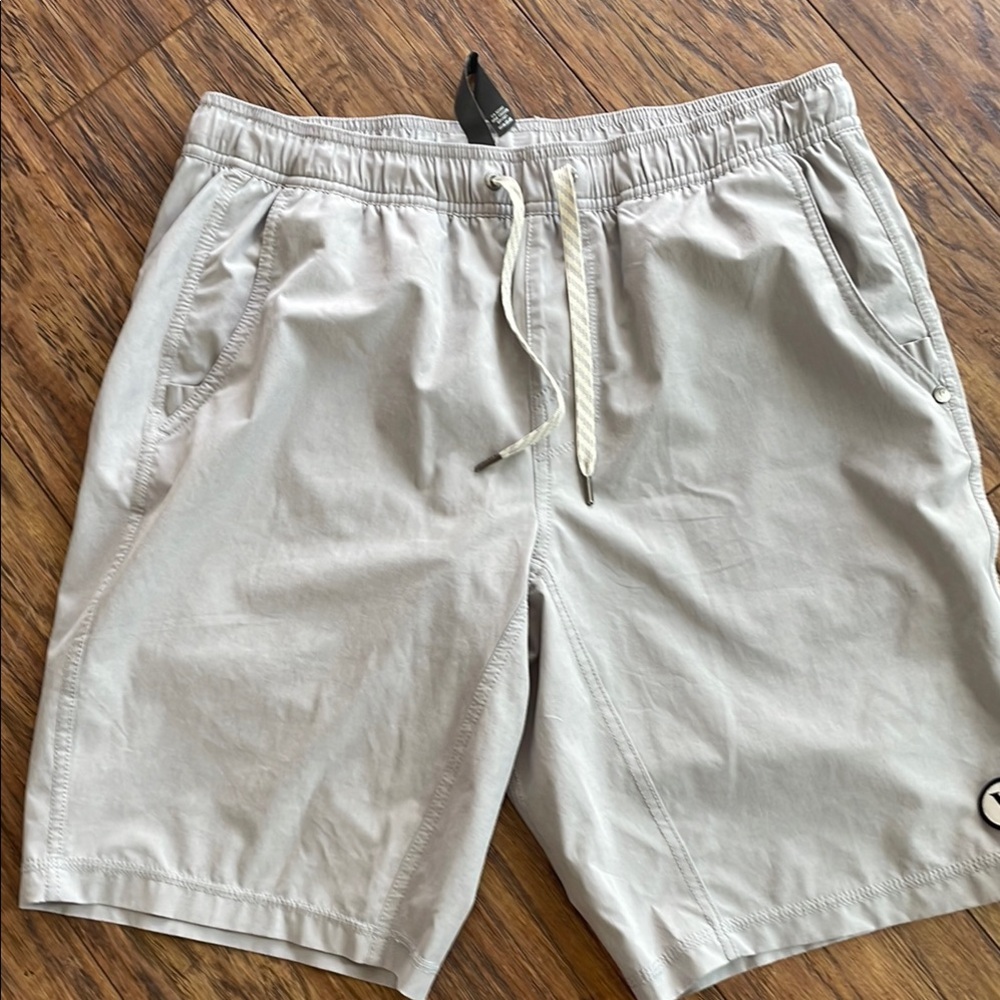 Vuori Men's Kore Athletic Shorts 9” in Light Gray